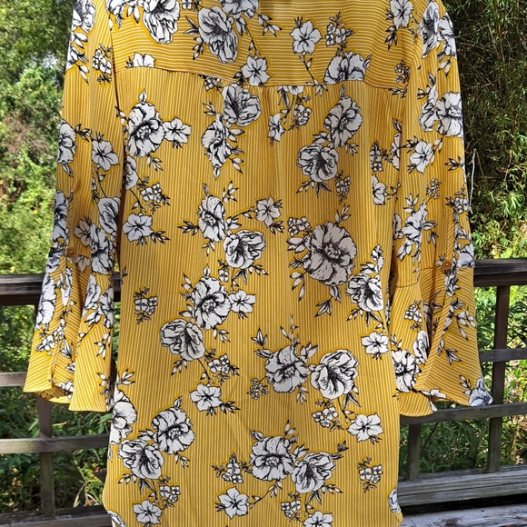Lovely Top with Black and White Floral Pattern on Mustard Background Size M - Picture 6 of 9